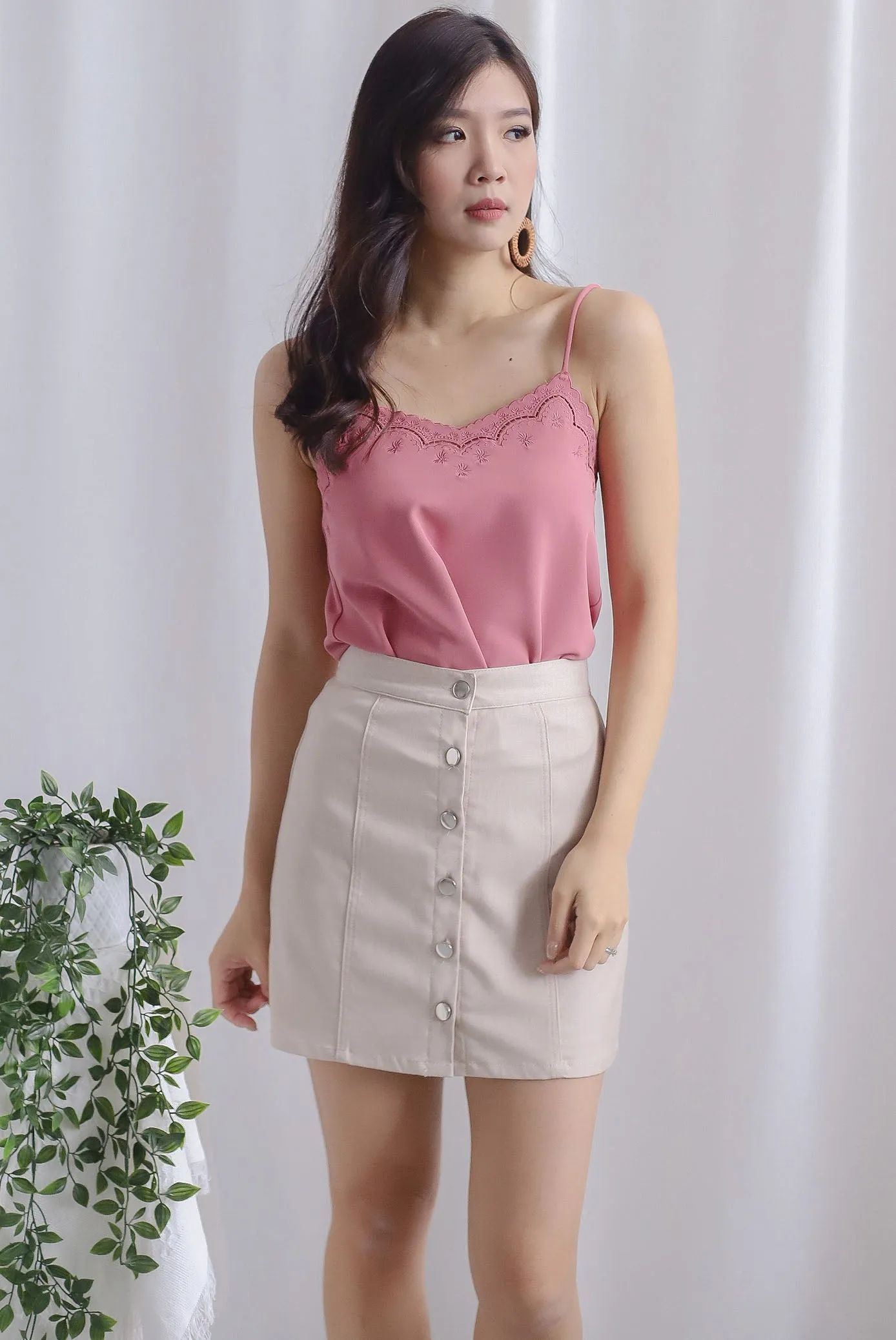 Cabell Embroidery Scallop Sprag Top In Tea Rose