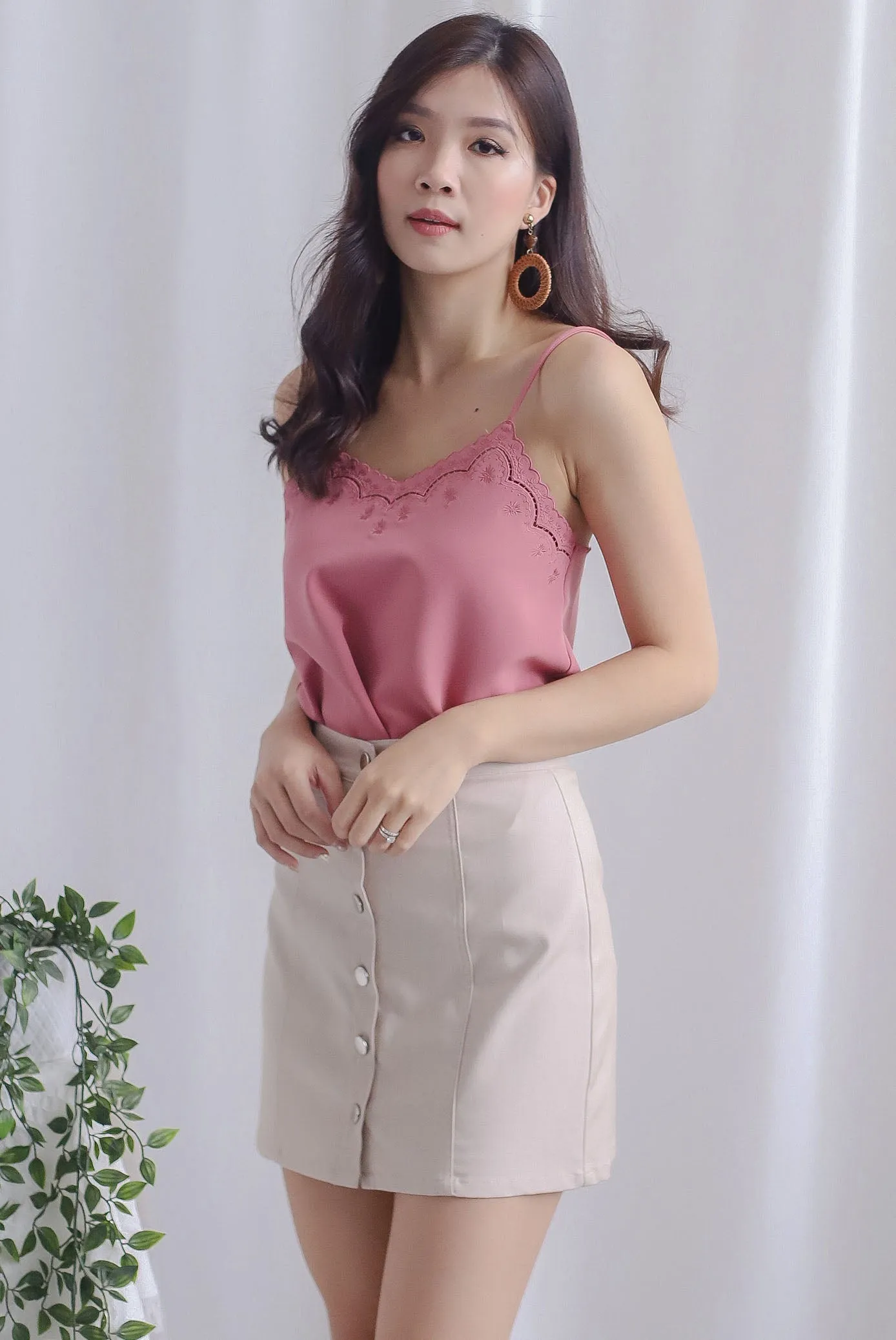Cabell Embroidery Scallop Sprag Top In Tea Rose