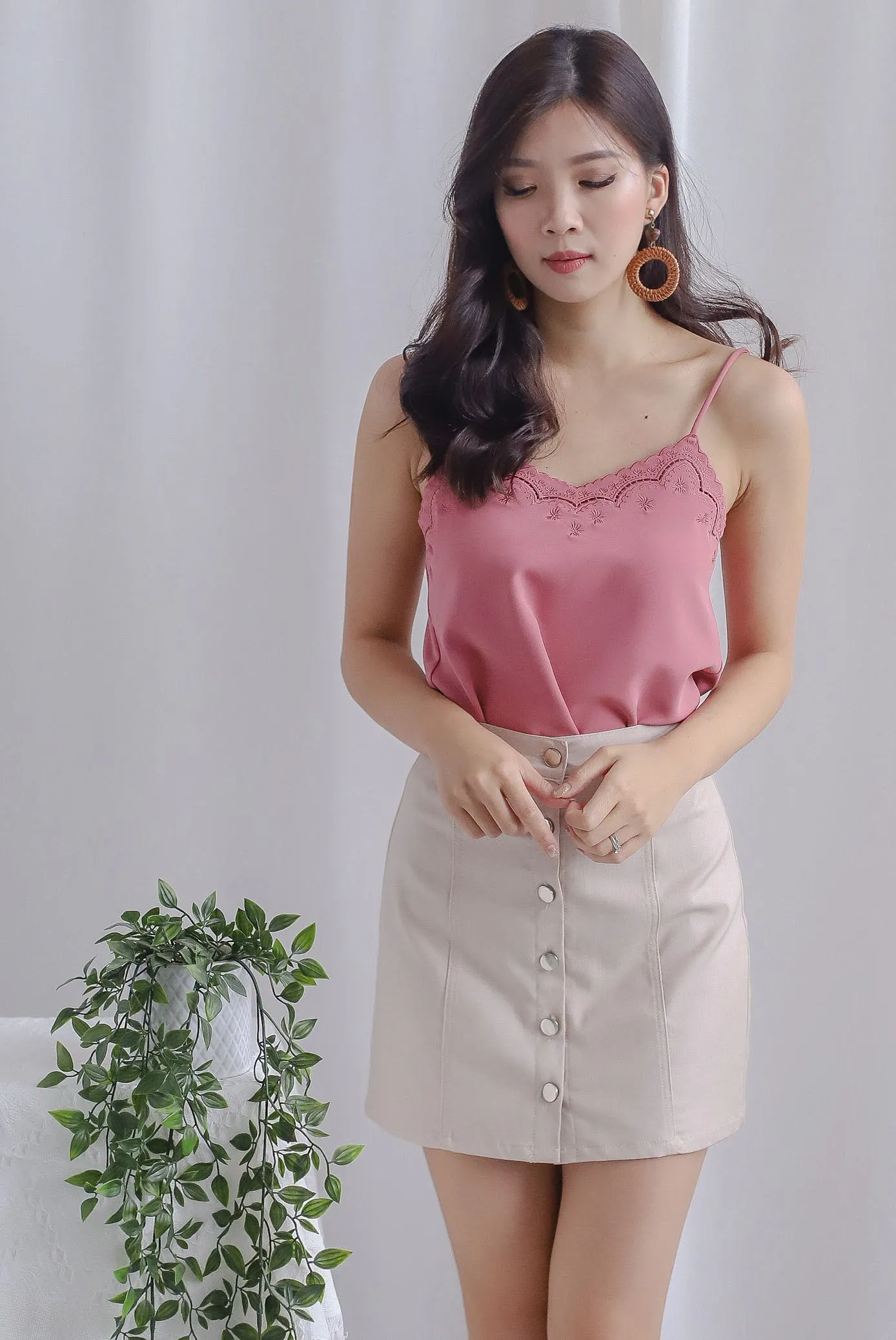 Cabell Embroidery Scallop Sprag Top In Tea Rose