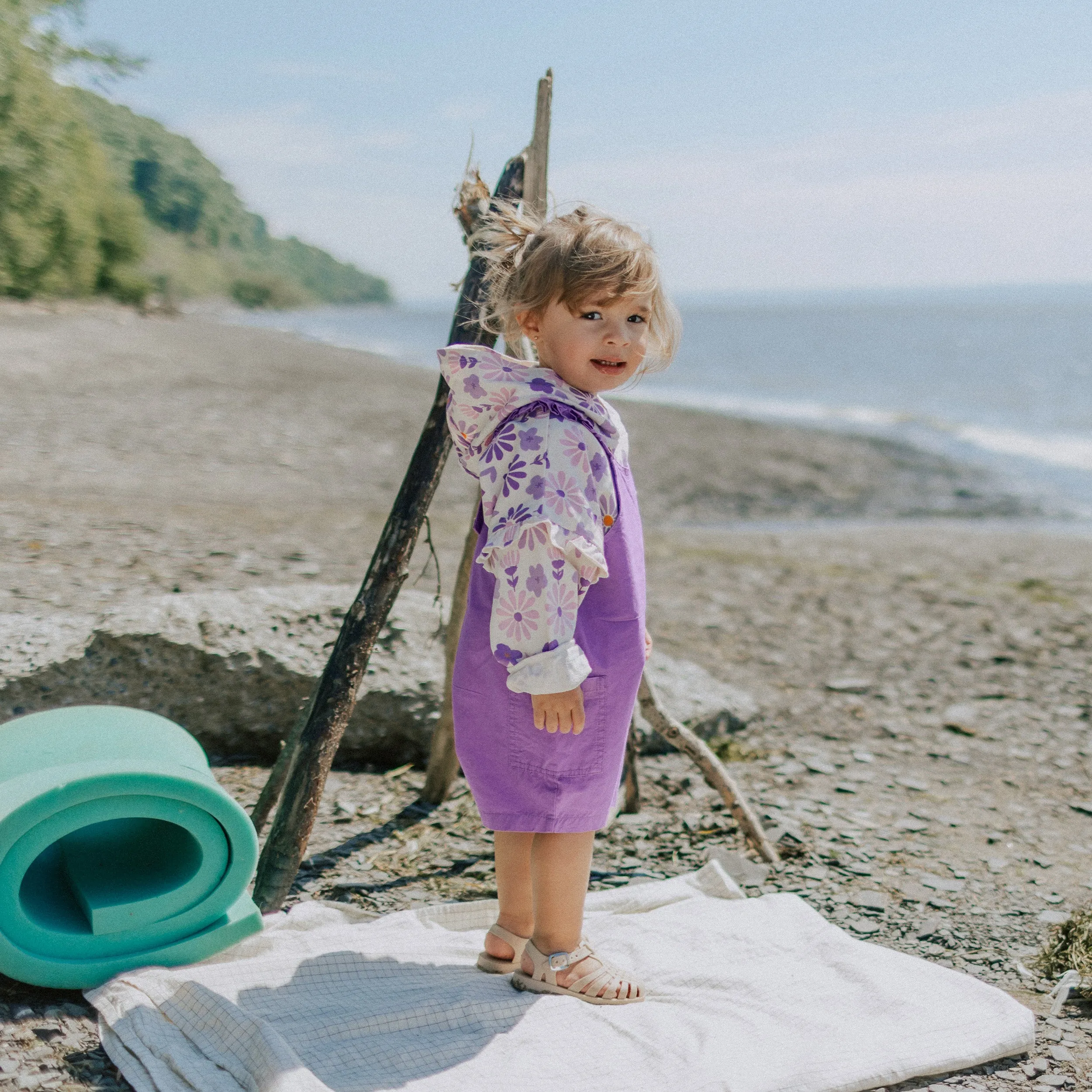 Chandail à capuchon crème fleuri mauve en coton français, bébé || Cream hoodie with purple floral print in French terry, baby