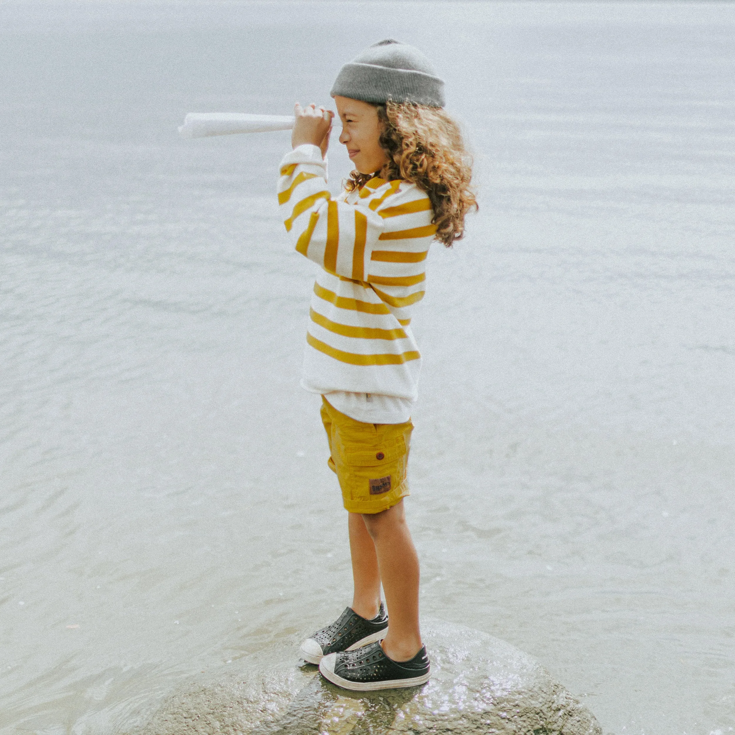 Chandail de maille à manches longues avec rayures crème, jaune et ocre, enfant || Cream, yellow and ochre striped long sleeves knit sweater, child