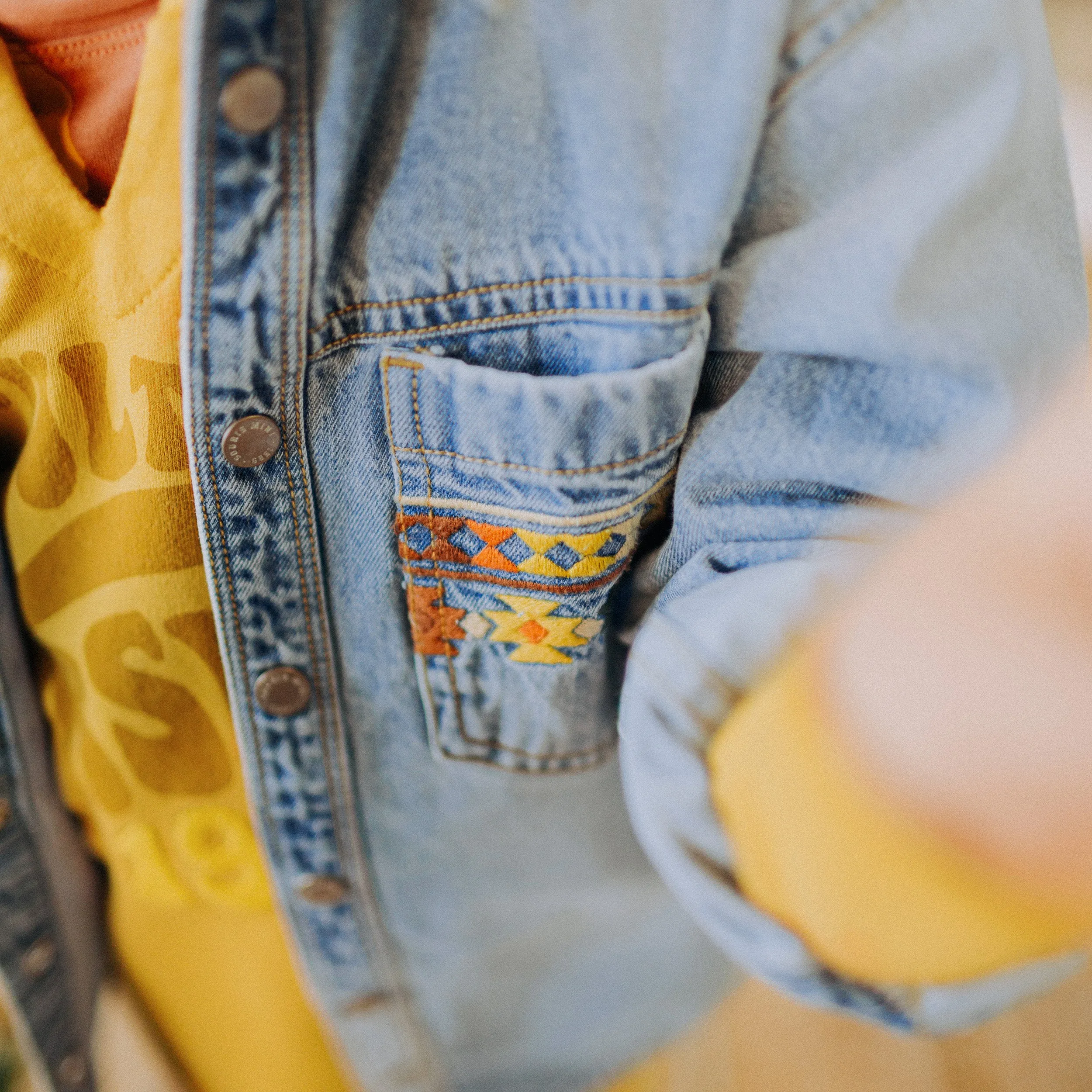 Chandail moutarde avec capuchon à manches longues en coton français, enfant || Mustard long sleeves hoodie in french terry, child