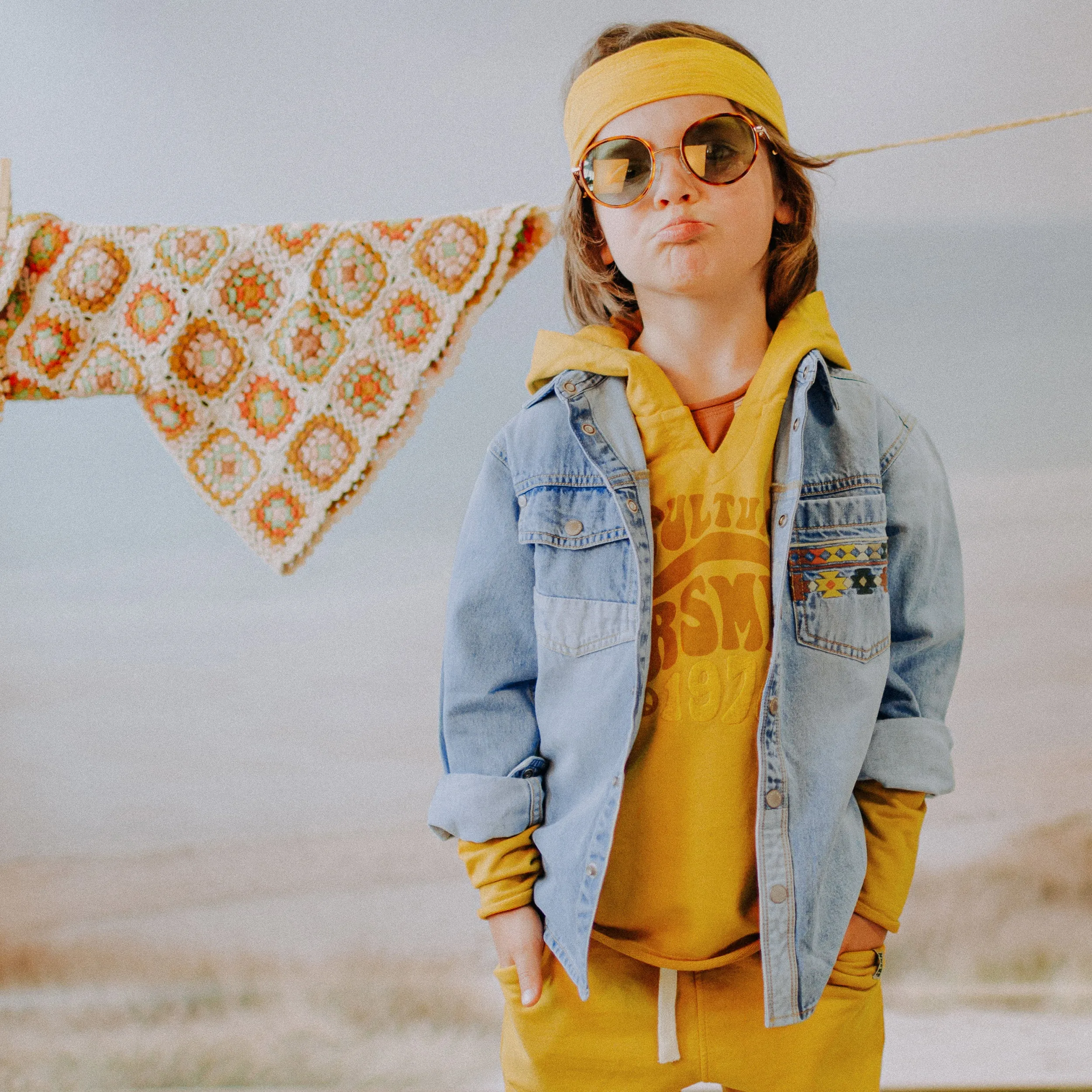 Chandail moutarde avec capuchon à manches longues en coton français, enfant || Mustard long sleeves hoodie in french terry, child