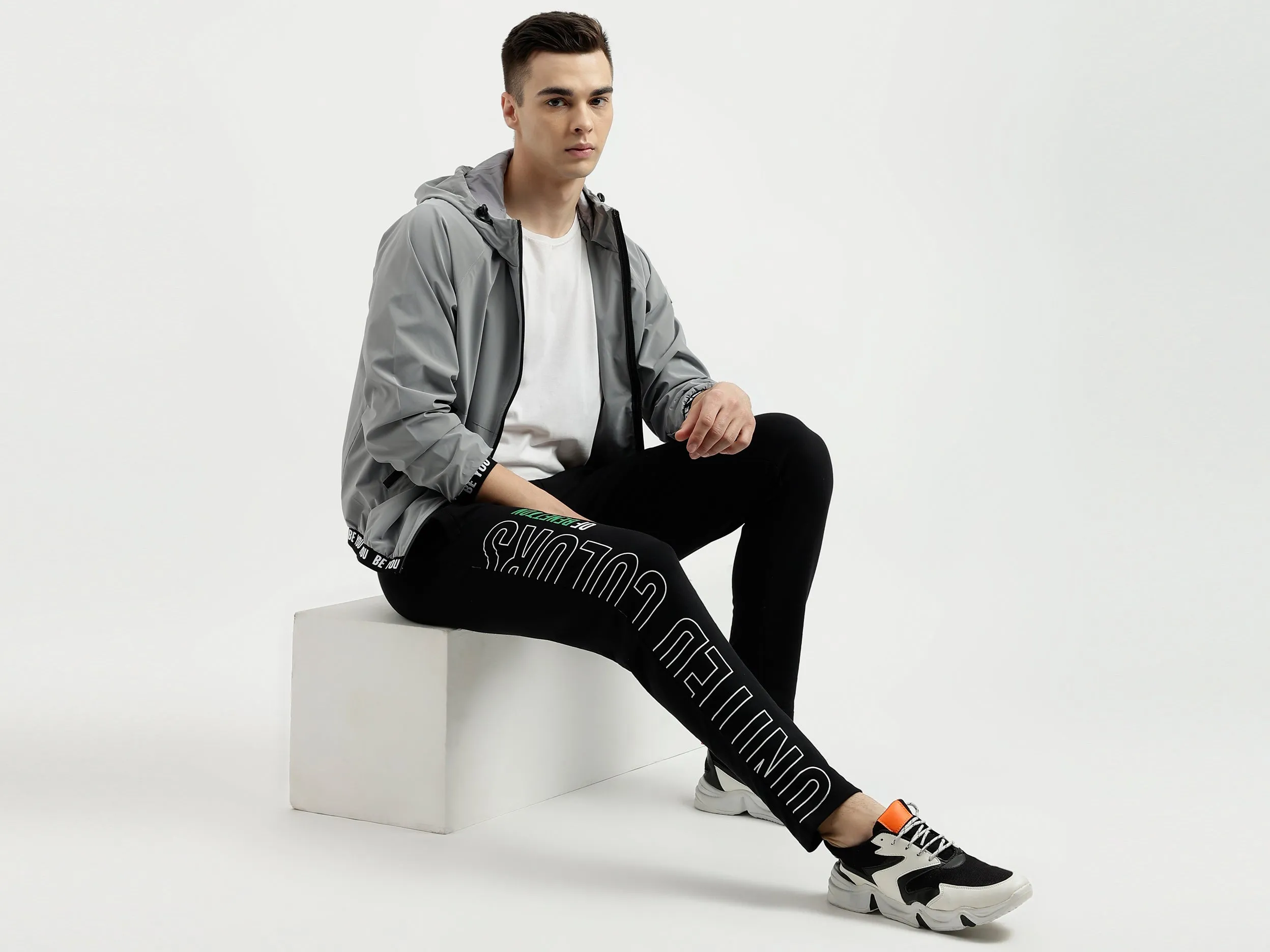 Men's Regular Fit Hooded Neck Tech Fabric Jacket