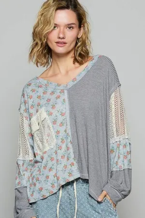 POL FLORAL CROCHET PATCH V-NECK TOP