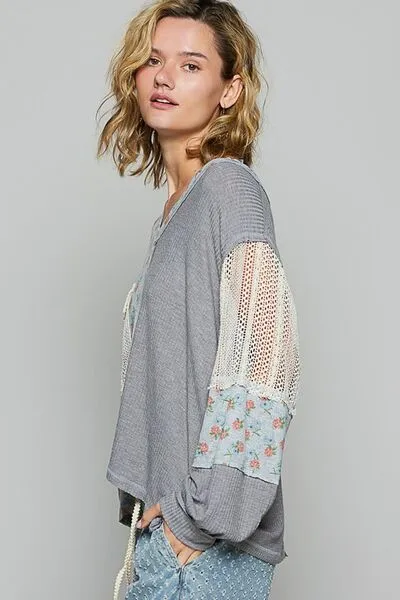 POL FLORAL CROCHET PATCH V-NECK TOP