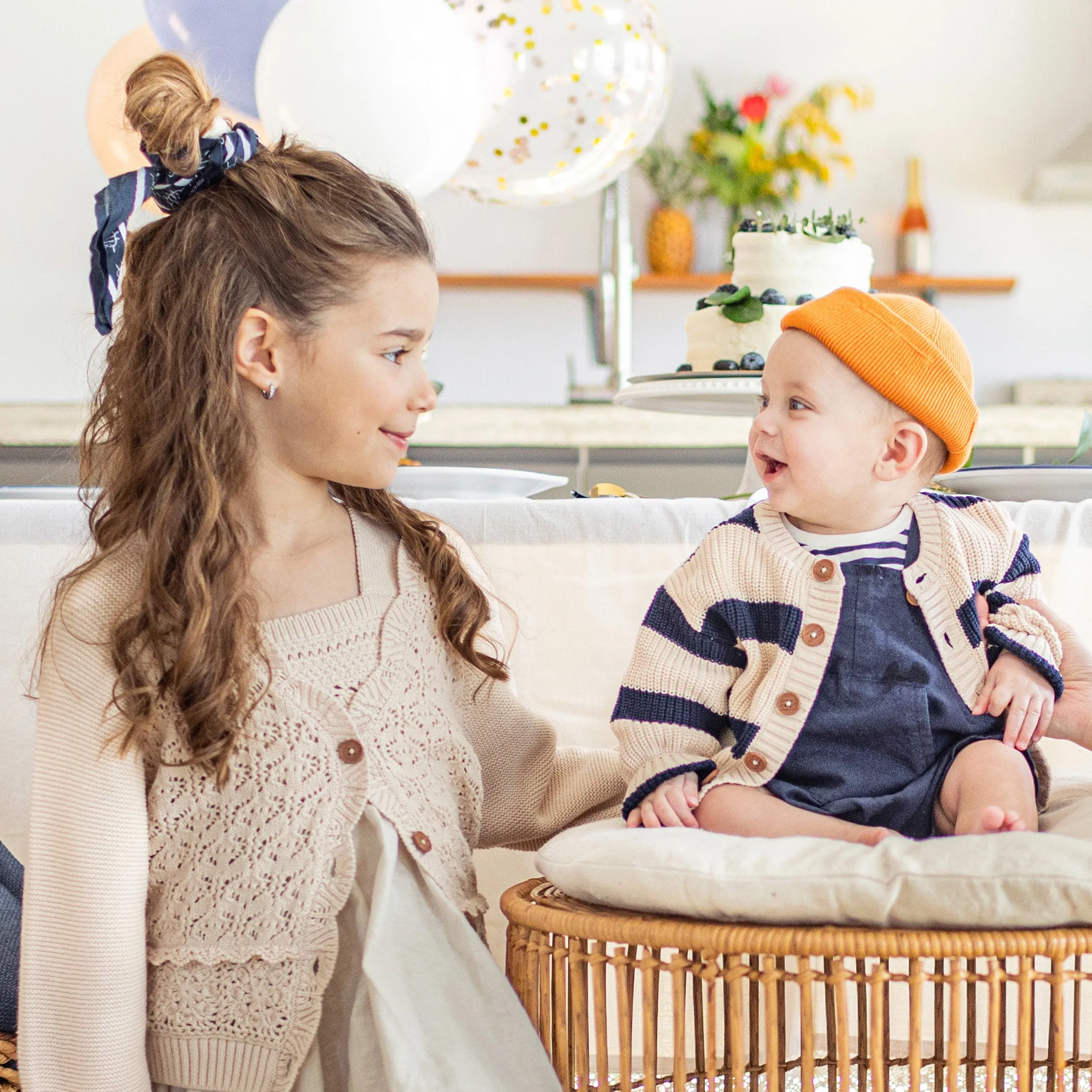 Veste de maille côtelée manches longues à rayure crème et marine, naissance || Long sleeves cream and navy striped ribbed knit vest, newborn