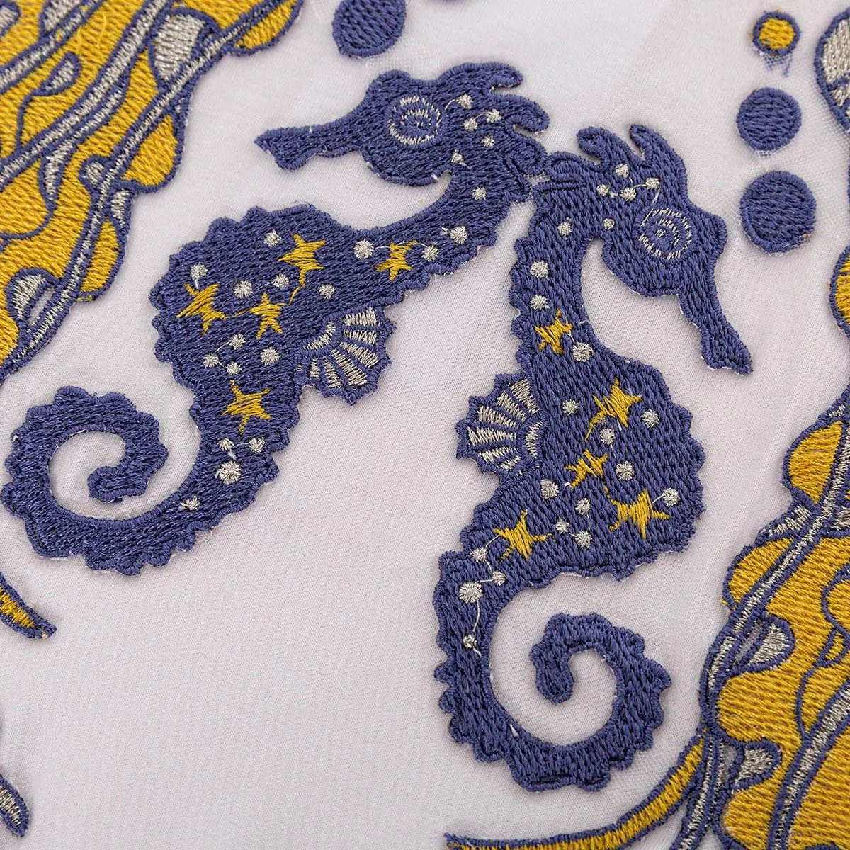 White crew neck short sleeve embroidered T-shirt